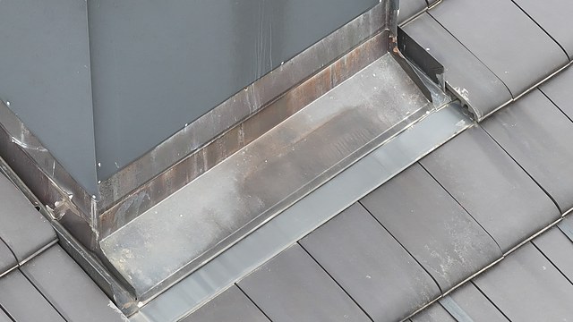 Detailaufnahme: Korrosion an der Kaminverblechung