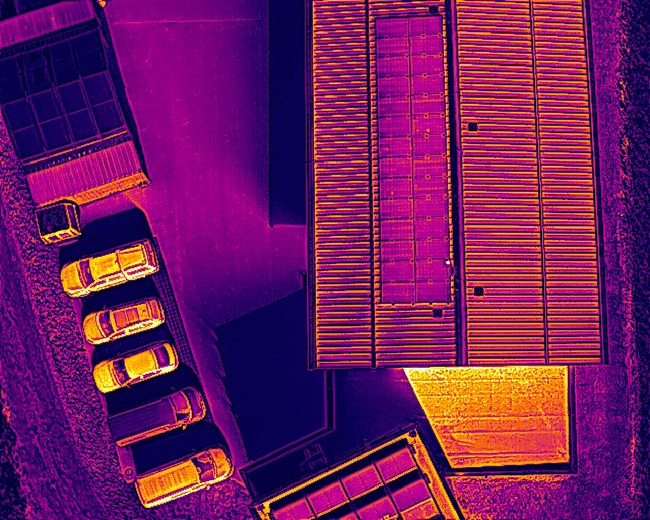 Wärmebild von Dachflächen mit Carport und Fahrzeugen