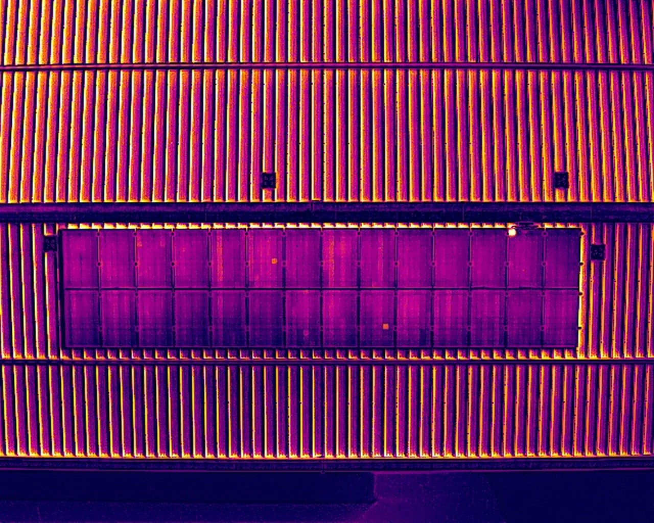 Wärmebild eines Hallendachs mit PV-Anlage