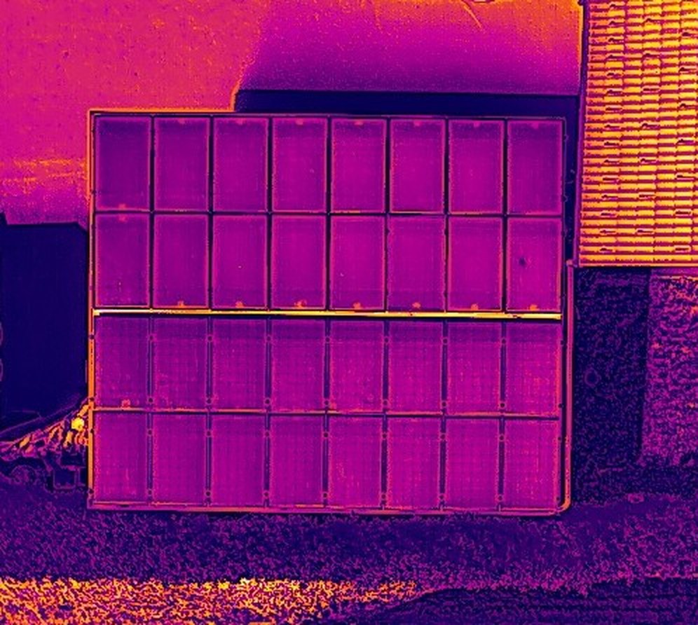 Wärmebild einer Carport-PV-Anlage mit zwei Modulfeldern