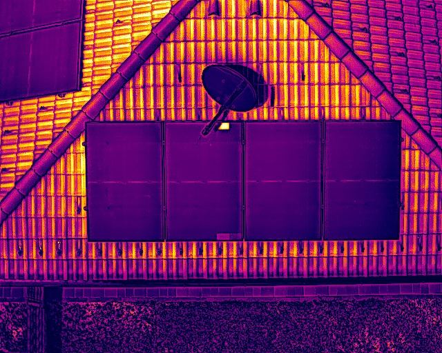 Giebeldach mit PV-Modulen als Wärmebild