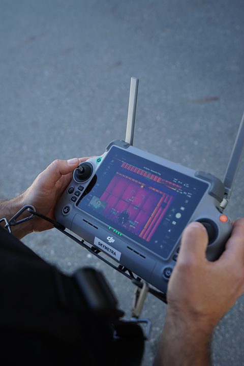 Controller mit Live-Thermografiebild einer PV-Anlage