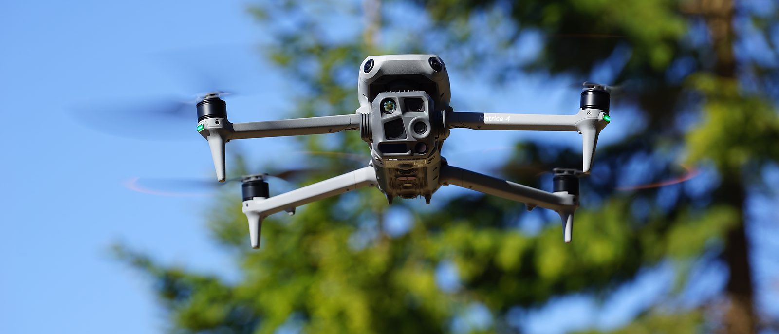 Drohne im Anflug, frontal mit Sensorik