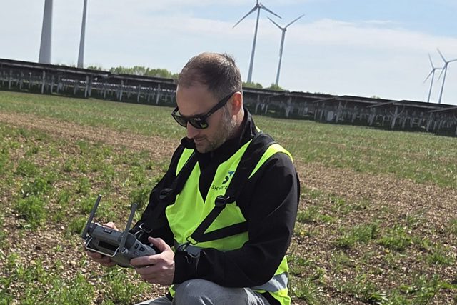 Thomas Krainer mit Controller bei einer PV-Thermografie-Prüfung
